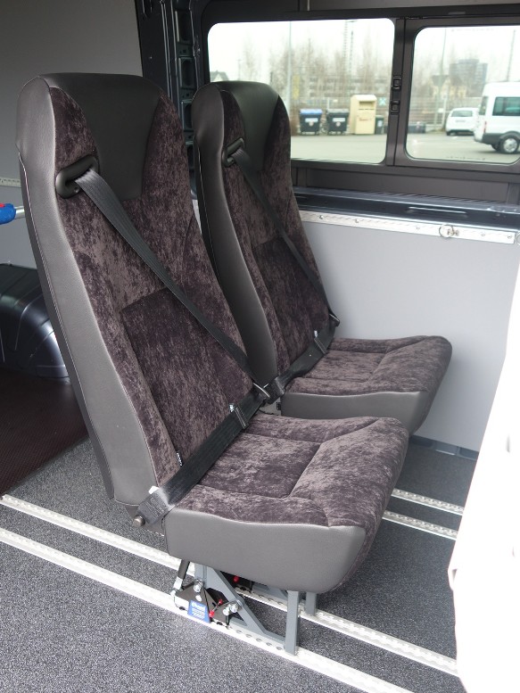 Einzelsitze im Aluminium-Systemboden