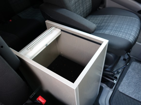 großer Stauraum unter dem Rollladen